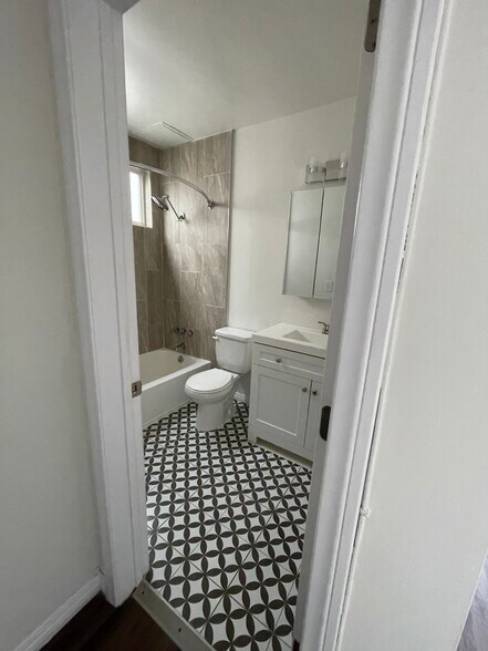 Building Photo - 804 Esplanade