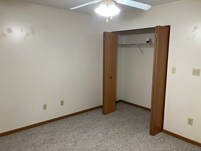 Building Photo - Charming 2-Bedroom Ranch in Peaceful Piqua Neighborhood!