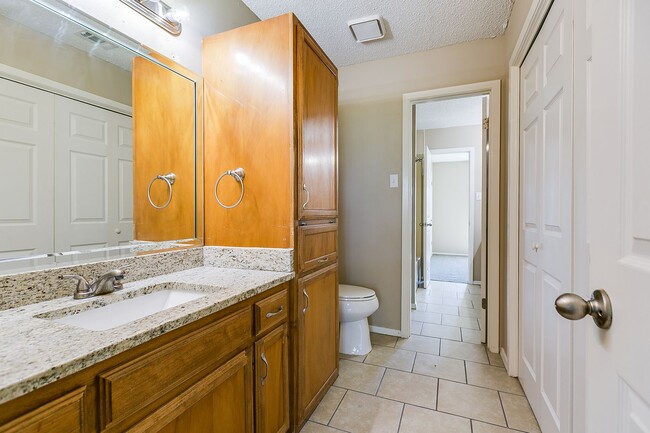 Building Photo - COMING JANUARY 2025 - Spacious 2-Bedroom Townhome Near w/ River View!