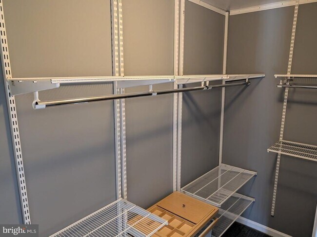 Building Photo - 1891 Crescent Park Dr