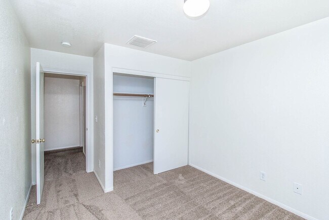 Building Photo - BEAUTIFUL SINGLE-STORY HOME LOCATED IN LAS...