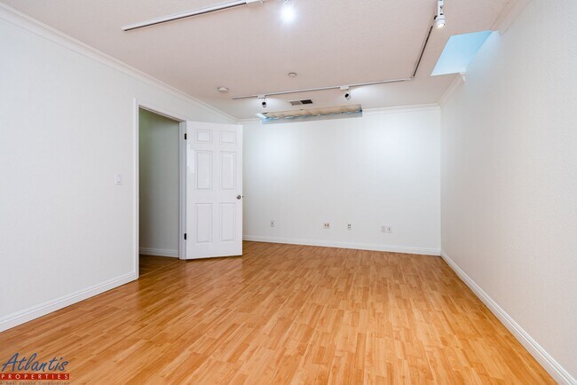 Building Photo - Beautiful Townhouse | Desirable Location