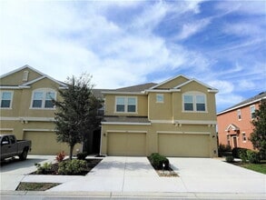 Building Photo - Gorgeous townhome! Community pool! fitness center!