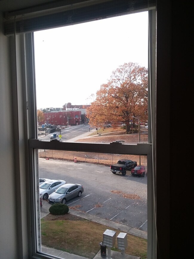 Building Photo - 405 E 5th St