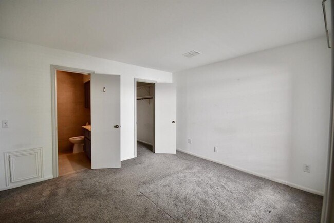 Building Photo - 4404 Basswood Ln