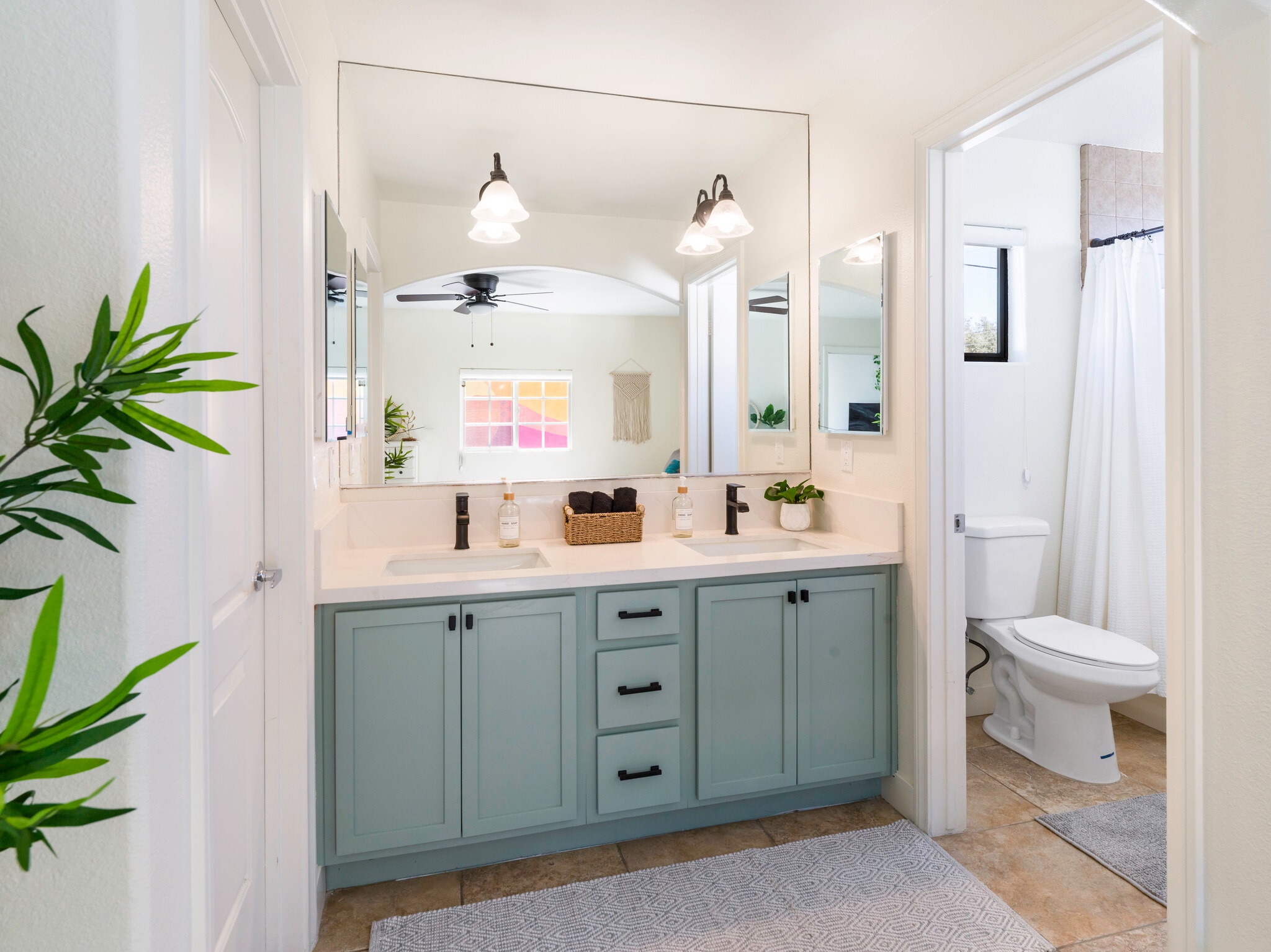 Master bathroom - 13416 Cholla Dr