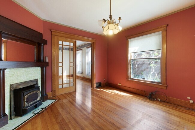 Building Photo - 1305 8th St