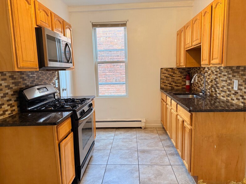 Building Photo - 35 W 47th St