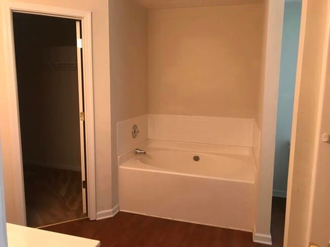 Building Photo - Spacious and Beautiful 3 Bedroom Home