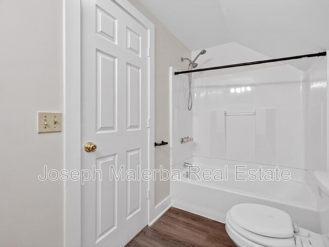 Building Photo - 483 Boswell Ave