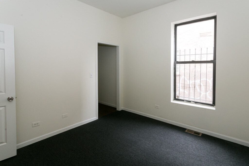 Building Photo - 2835 W Medill Ave