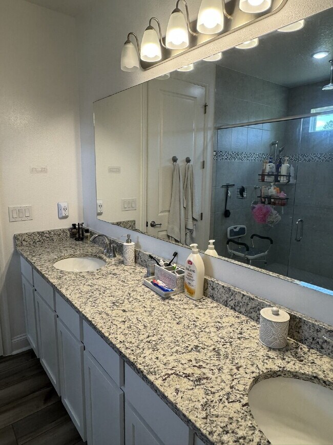 Building Photo - For Rent - Spring Move in Special ... 2nd Month's Rent FREE! (if sign a lease before the end of M...