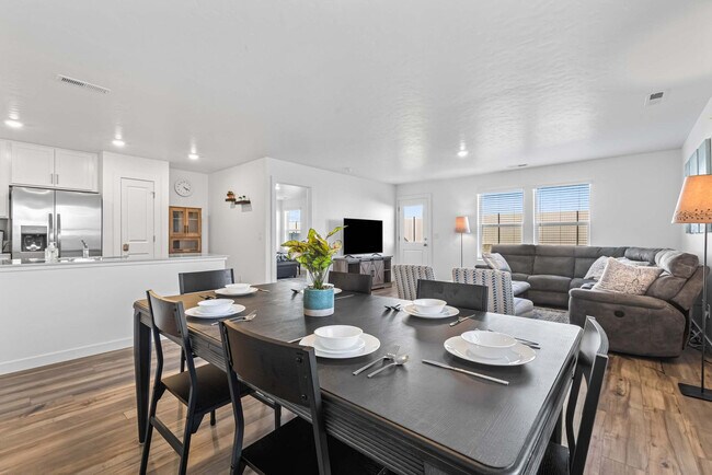 Building Photo - 8648 E Wishmore St