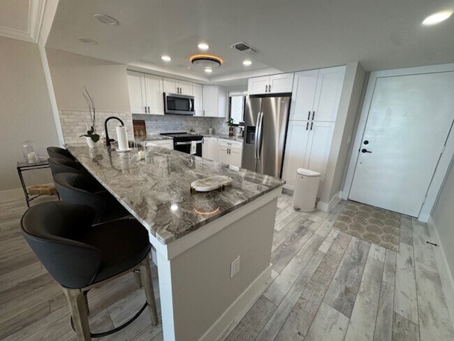 Building Photo - 2 bedroom 2 bathroom Seasonal in Punta Rassa