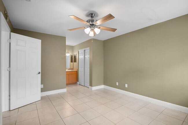 Building Photo - Affordable 2 bedroom 2 bathroom Condo in Fort Myers