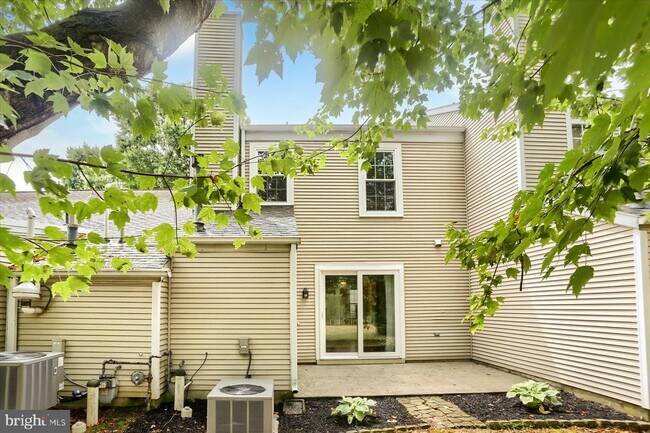 Building Photo - 802 Cambridge Ct