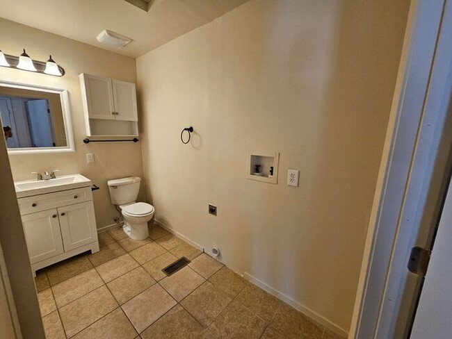 Building Photo - 2 Bedroom 1 bath 1 Car garage Duplex FOR R...