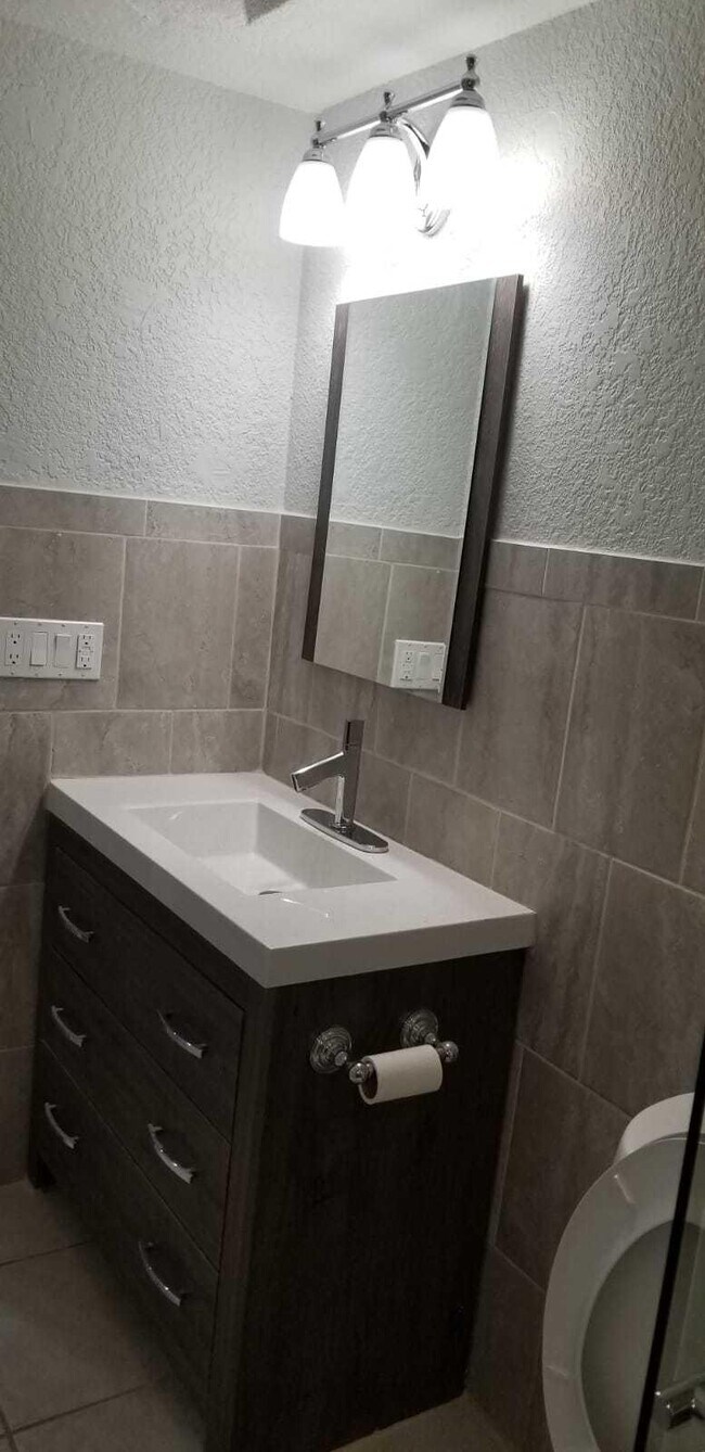 Building Photo - 382 E Royal Palm Rd