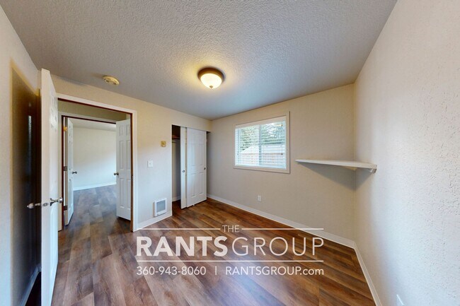 Building Photo - Recently updated home in Beachcrest's quie...
