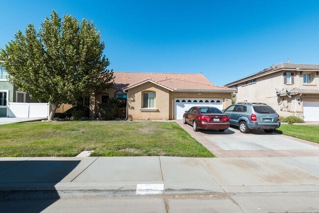 Building Photo - 4 Bed Home for Rent Palmdale CA 93551