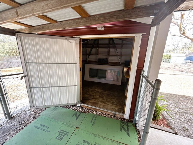 Building Photo - Stunning 2-bedroom, 2-bathroom home with large fenced in back yard.