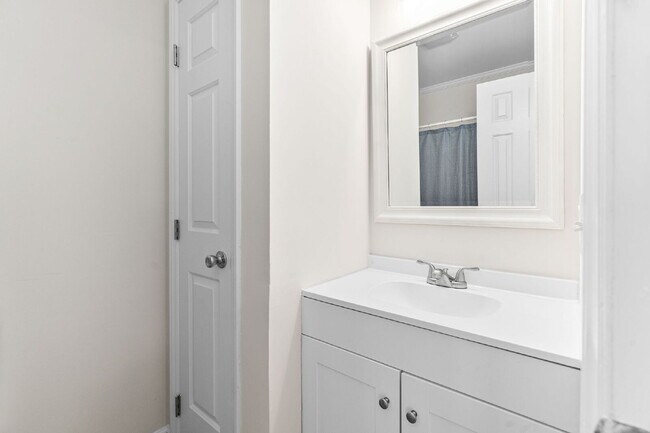 Building Photo - Stylish & Fully Updated 2-Bedroom Townhous...