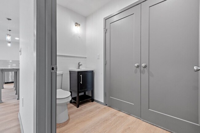 Building Photo - 905 N Lincoln St