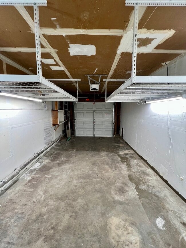 Building Photo - Spacious and recently remodeled 2 bedroom 1 bathroom duplex!