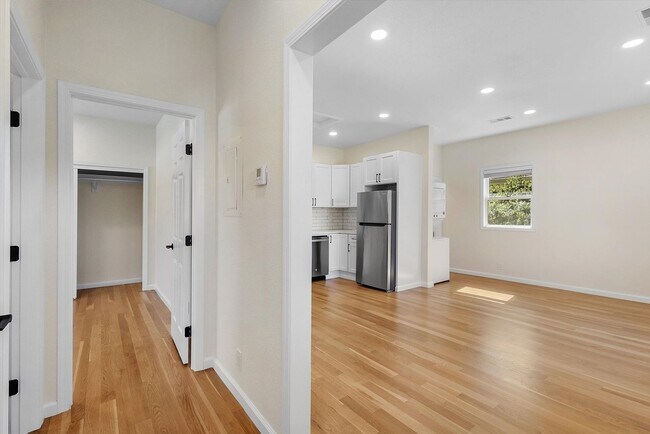 Building Photo - 2026 San Antonio Ave