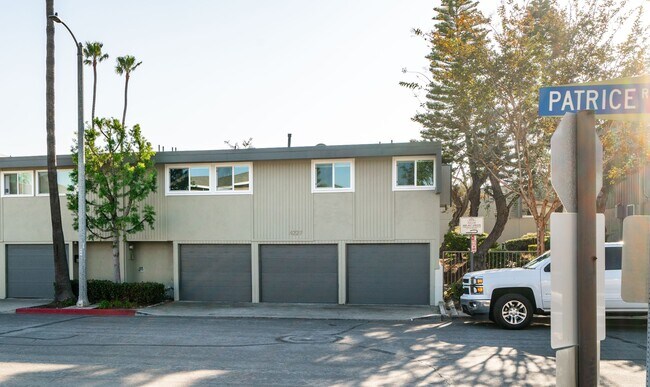Building Photo - Beautifully Remodeled Tri-Level Condo With...