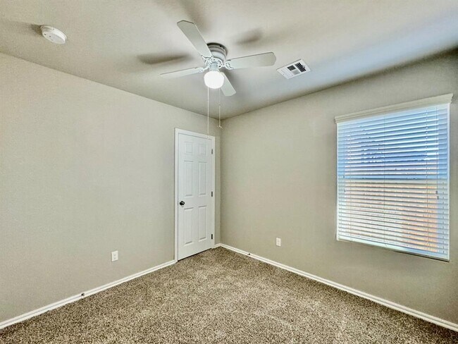 Building Photo - 933 Klare Ln