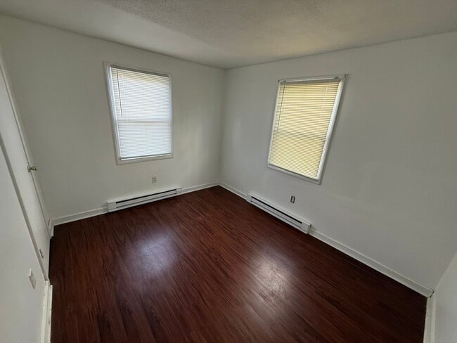Building Photo - 10 Twining St