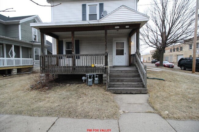 Building Photo - Large 3 - Bedroom Duplex in Oshkosh