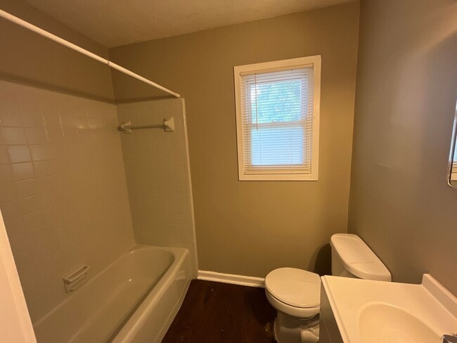 Building Photo - **AVAILABLE NOW**3 Bedroom / 1 Bathroom Ho...