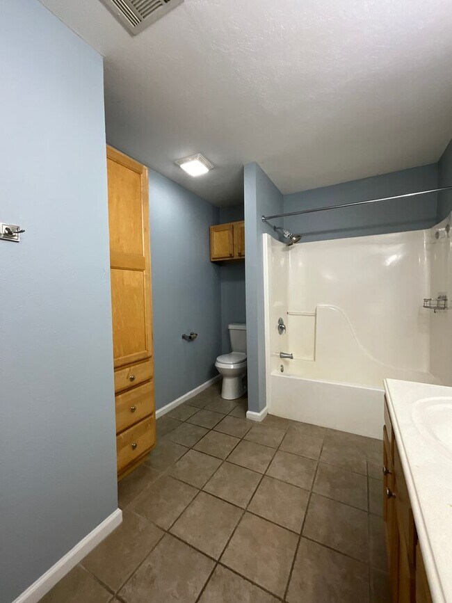 Building Photo - 2123 Hickory Dr