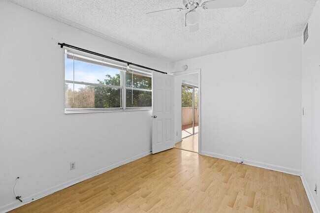 Building Photo - 6075 N Sabal Palm Blvd