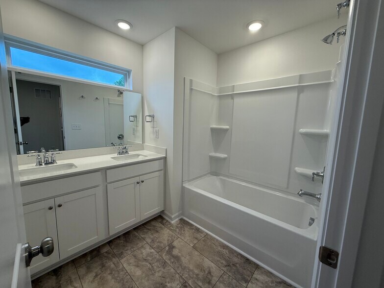 Building Photo - 3238 Lilac Grove Dr
