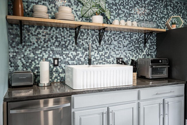 Building Photo - 5850 Devington Cir