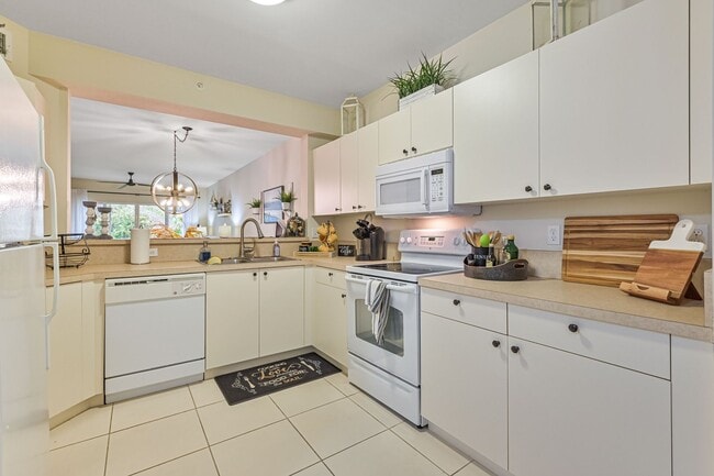 Building Photo - ** Immaculate Blue Heron Sanctuary Condo ~ Available ASAP **