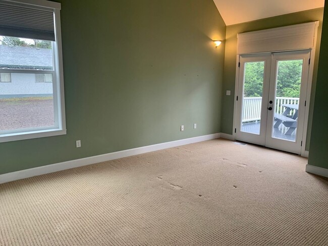 Building Photo - Spacious 3 bedroom Costal Home with Vaulte...