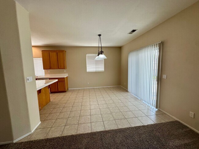 Building Photo - Large 3 bedroom home with loft and large b...