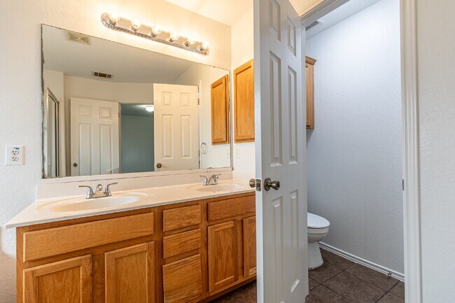 Building Photo - 2476 Medina Dr