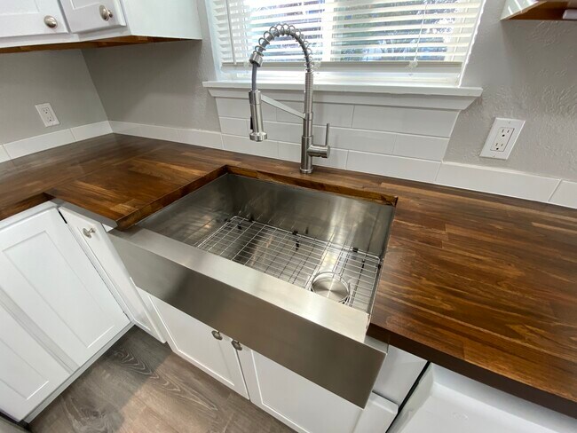 Building Photo - 309 Choker St SE