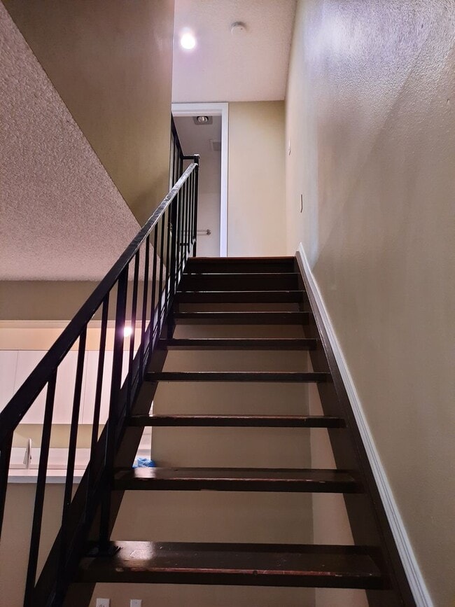 Building Photo - Steilacoom Gardens, 2 bedroom, 1 bath Townhome Style Condo.