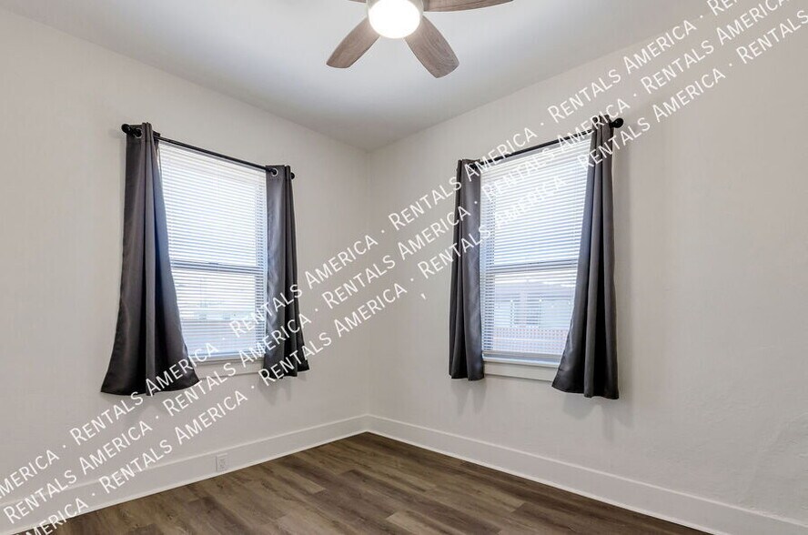 Building Photo - 826 E 6th St