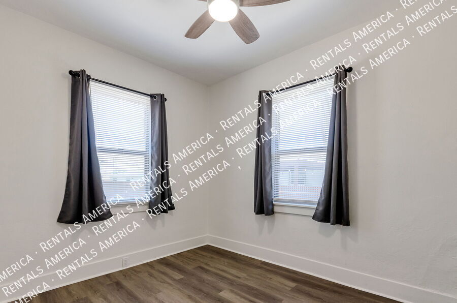 Building Photo - 826 E 6th St