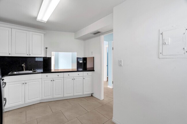 Building Photo - 1690 NE 191st St