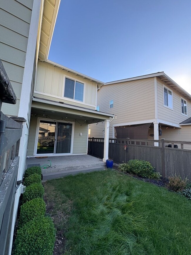 Building Photo - Beautiful Ten Trails Fenced Home with 2 Ca...
