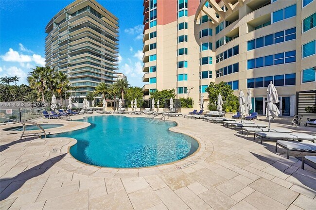 Building Photo - 300 South Pointe Dr