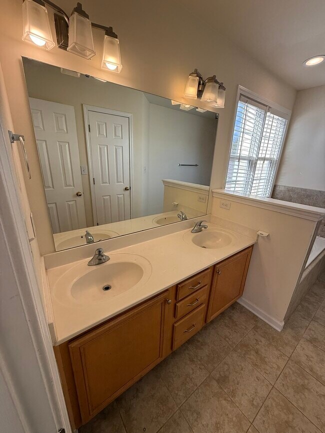 Building Photo - Beautiful 3 Bedroom 2.5 Bath End Unit Town Home with Lake View!